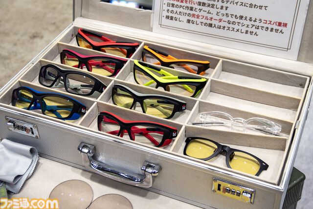 ゲーミングPCと大画面モニターをステンレス製アタッシュケースに組み込むと持ちやすい（ただし20kgある）。金属加工が得意なシーフォースは力技で解決する