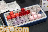 ゲーミングPCと大画面モニターをステンレス製アタッシュケースに組み込むと持ちやすい（ただし20kgある）。金属加工が得意なシーフォースは力技で解決する