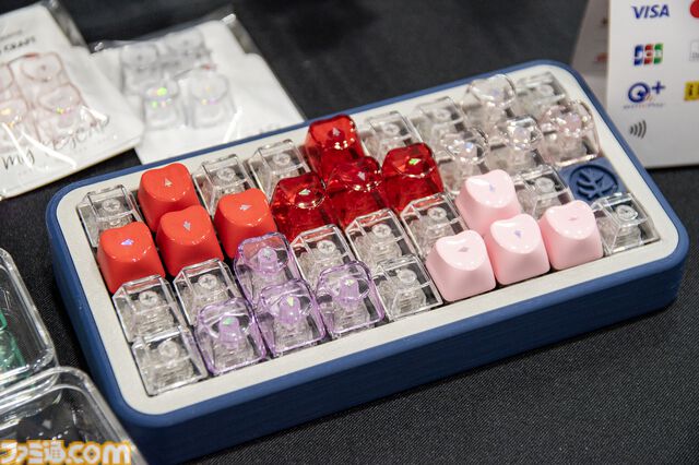 ゲーミングPCと大画面モニターをステンレス製アタッシュケースに組み込むと持ちやすい（ただし20kgある）。金属加工が得意なシーフォースは力技で解決する