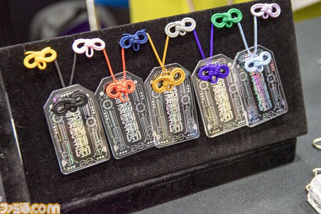 ゲーミングPCと大画面モニターをステンレス製アタッシュケースに組み込むと持ちやすい（ただし20kgある）。金属加工が得意なシーフォースは力技で解決する