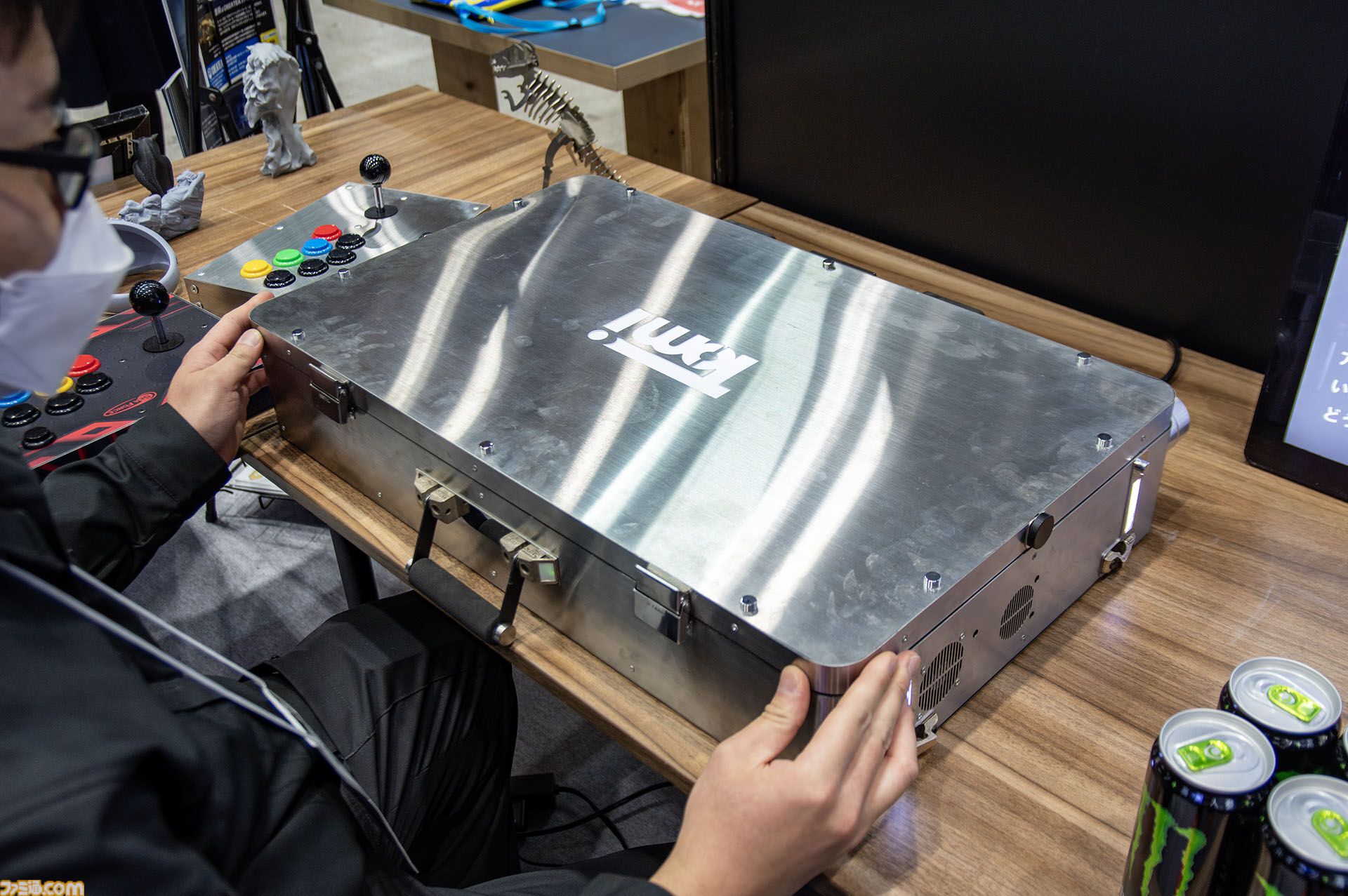 ゲーミングPCと大画面モニターをステンレス製アタッシュケースに組み込むと持ちやすい（ただし20kgある）。金属加工が得意なシーフォースは力技で解決する