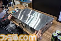 ゲーミングPCと大画面モニターをステンレス製アタッシュケースに組み込むと持ちやすい（ただし20kgある）。金属加工が得意なシーフォースは力技で解決する