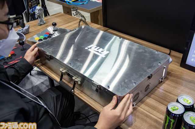 ゲーミングPCと大画面モニターをステンレス製アタッシュケースに組み込むと持ちやすい（ただし20kgある）。金属加工が得意なシーフォースは力技で解決する