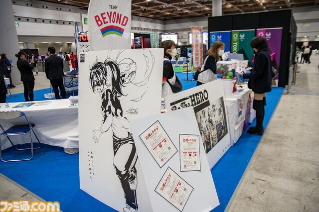 ゲーミングPCと大画面モニターをステンレス製アタッシュケースに組み込むと持ちやすい（ただし20kgある）。金属加工が得意なシーフォースは力技で解決する