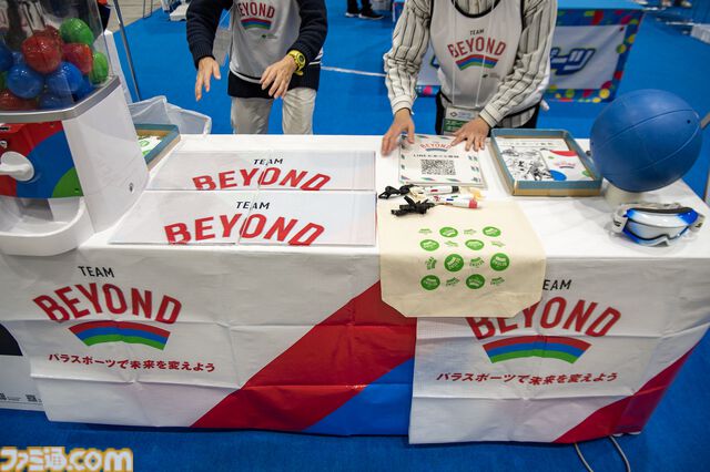 ゲーミングPCと大画面モニターをステンレス製アタッシュケースに組み込むと持ちやすい（ただし20kgある）。金属加工が得意なシーフォースは力技で解決する