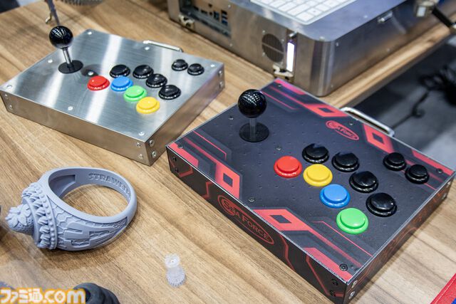 ゲーミングPCと大画面モニターをステンレス製アタッシュケースに組み込むと持ちやすい（ただし20kgある）。金属加工が得意なシーフォースは力技で解決する