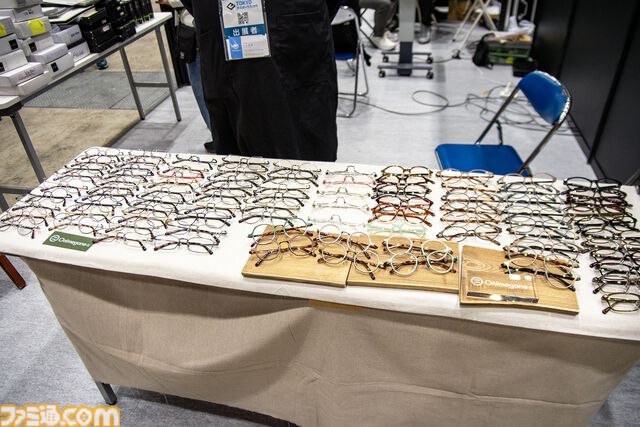 ゲーミングPCと大画面モニターをステンレス製アタッシュケースに組み込むと持ちやすい（ただし20kgある）。金属加工が得意なシーフォースは力技で解決する