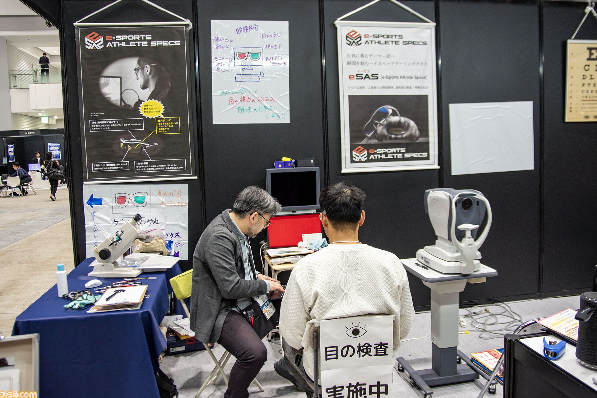 ゲーミングPCと大画面モニターをステンレス製アタッシュケースに組み込むと持ちやすい（ただし20kgある）。金属加工が得意なシーフォースは力技で解決する