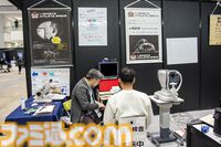 ゲーミングPCと大画面モニターをステンレス製アタッシュケースに組み込むと持ちやすい（ただし20kgある）。金属加工が得意なシーフォースは力技で解決する