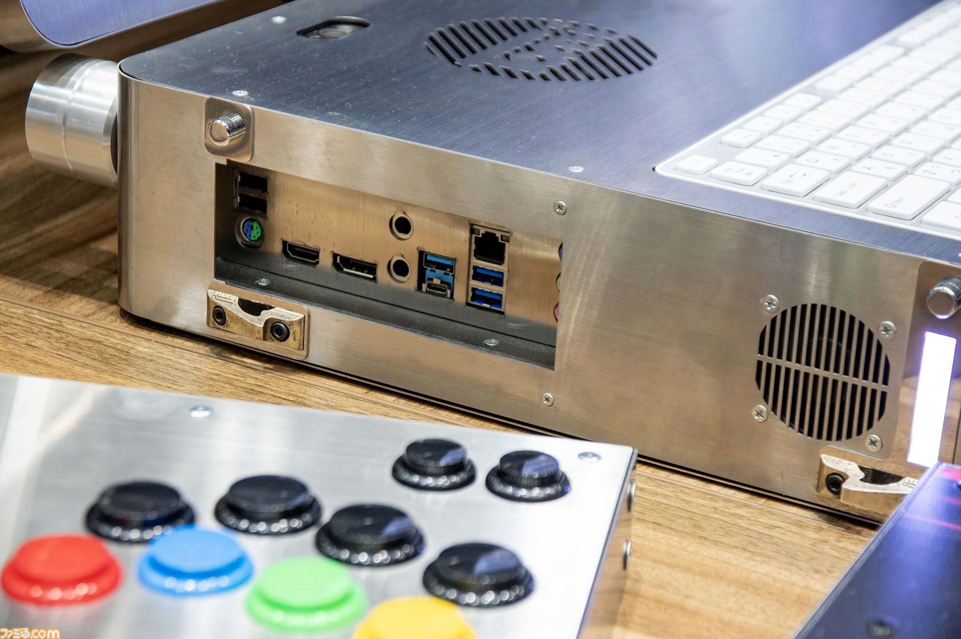 ゲーミングPCと大画面モニターをステンレス製アタッシュケースに組み込むと持ちやすい（ただし20kgある）。金属加工が得意なシーフォースは力技で解決する