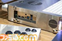 ゲーミングPCと大画面モニターをステンレス製アタッシュケースに組み込むと持ちやすい（ただし20kgある）。金属加工が得意なシーフォースは力技で解決する