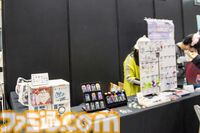 ゲーミングPCと大画面モニターをステンレス製アタッシュケースに組み込むと持ちやすい（ただし20kgある）。金属加工が得意なシーフォースは力技で解決する