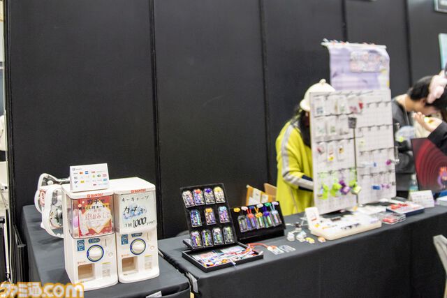 ゲーミングPCと大画面モニターをステンレス製アタッシュケースに組み込むと持ちやすい（ただし20kgある）。金属加工が得意なシーフォースは力技で解決する