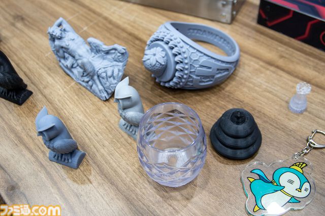 ゲーミングPCと大画面モニターをステンレス製アタッシュケースに組み込むと持ちやすい（ただし20kgある）。金属加工が得意なシーフォースは力技で解決する