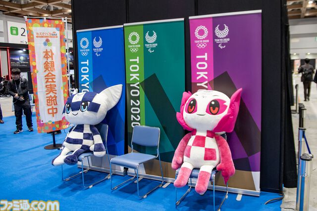 ゲーミングPCと大画面モニターをステンレス製アタッシュケースに組み込むと持ちやすい（ただし20kgある）。金属加工が得意なシーフォースは力技で解決する