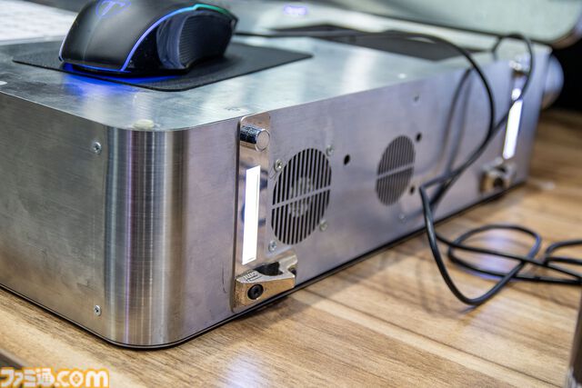 ゲーミングPCと大画面モニターをステンレス製アタッシュケースに組み込むと持ちやすい（ただし20kgある）。金属加工が得意なシーフォースは力技で解決する