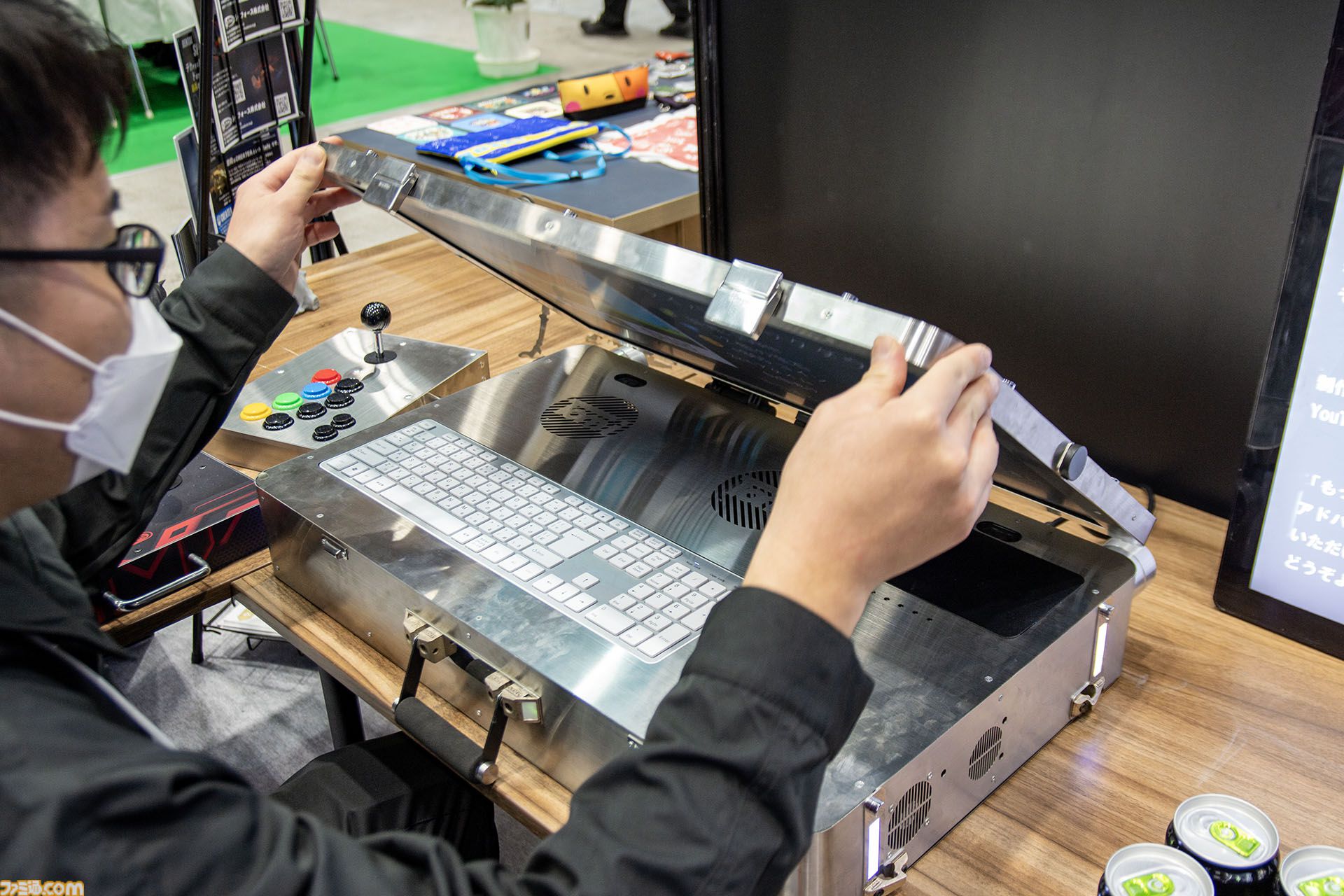 ゲーミングPCと大画面モニターをステンレス製アタッシュケースに組み込むと持ちやすい（ただし20kgある）。金属加工が得意なシーフォースは力技で解決する