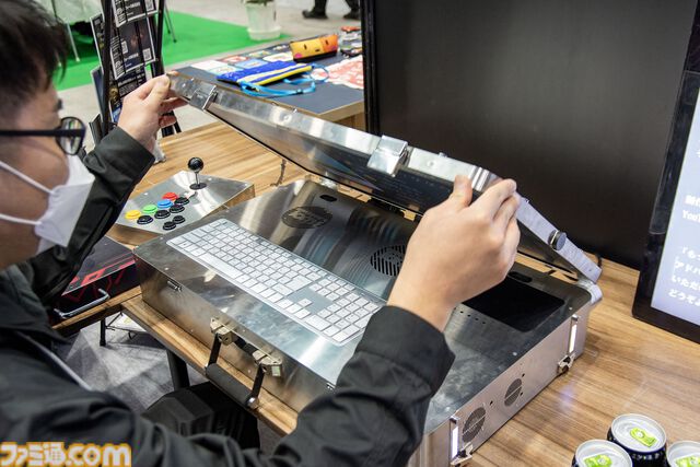 ゲーミングPCと大画面モニターをステンレス製アタッシュケースに組み込むと持ちやすい（ただし20kgある）。金属加工が得意なシーフォースは力技で解決する