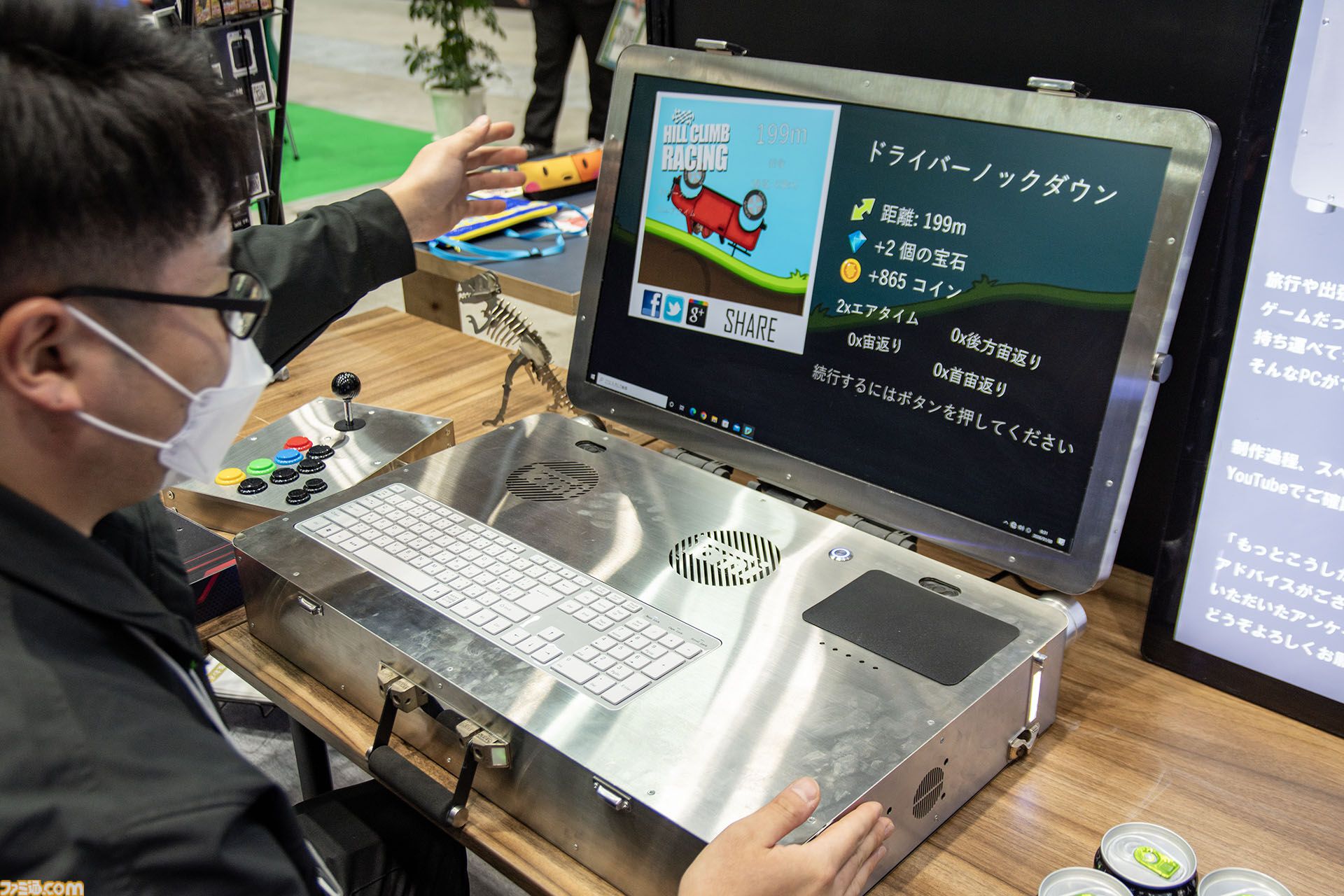 ゲーミングPCと大画面モニターをステンレス製アタッシュケースに組み込むと持ちやすい（ただし20kgある）。金属加工が得意なシーフォースは力技で解決する