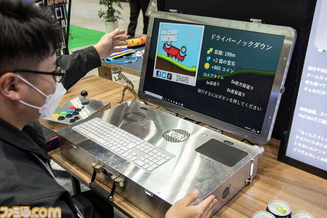 ゲーミングPCと大画面モニターをステンレス製アタッシュケースに組み込むと持ちやすい（ただし20kgある）。金属加工が得意なシーフォースは力技で解決する