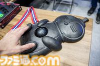 ゲーミングPCと大画面モニターをステンレス製アタッシュケースに組み込むと持ちやすい（ただし20kgある）。金属加工が得意なシーフォースは力技で解決する