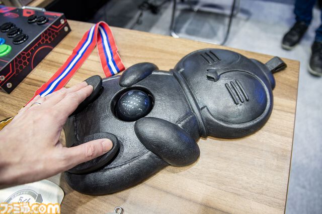 ゲーミングPCと大画面モニターをステンレス製アタッシュケースに組み込むと持ちやすい（ただし20kgある）。金属加工が得意なシーフォースは力技で解決する