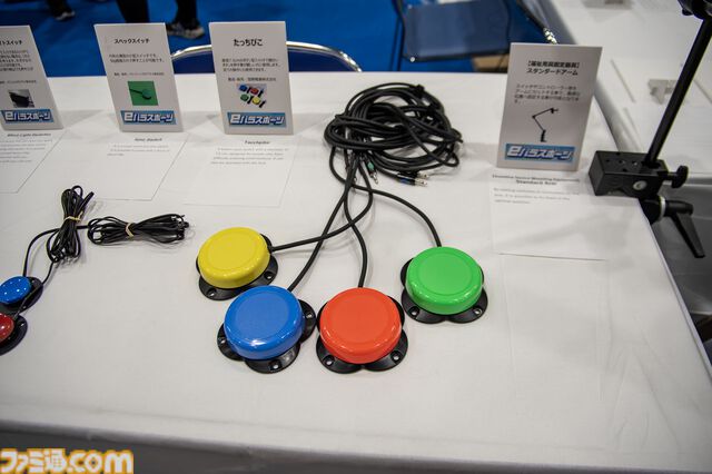 ゲーミングPCと大画面モニターをステンレス製アタッシュケースに組み込むと持ちやすい（ただし20kgある）。金属加工が得意なシーフォースは力技で解決する