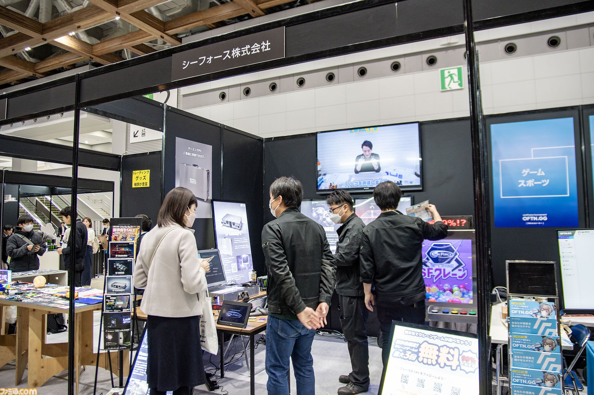 ゲーミングPCと大画面モニターをステンレス製アタッシュケースに組み込むと持ちやすい（ただし20kgある）。金属加工が得意なシーフォースは力技で解決する