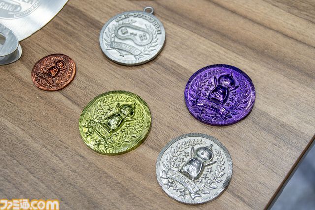 ゲーミングPCと大画面モニターをステンレス製アタッシュケースに組み込むと持ちやすい（ただし20kgある）。金属加工が得意なシーフォースは力技で解決する