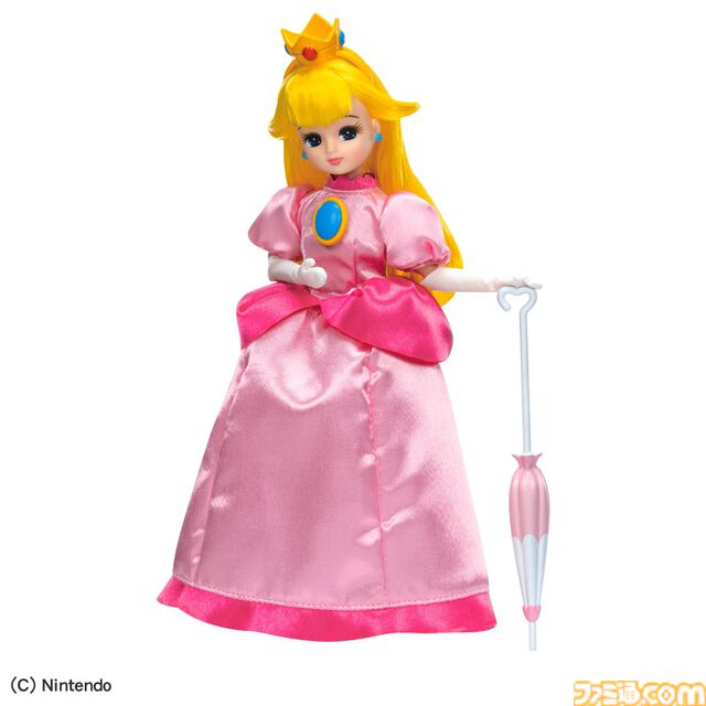 リカちゃんがマリオ＆ピーチ姫コーデに。ピンクのドレスや冠、赤い帽子にオーバーオールも再現。タカラトミーから4月18日発売