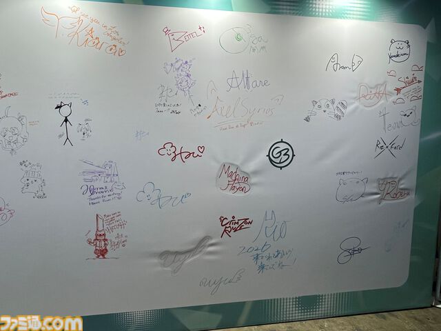 【ホロライブEXPO2026】配信初期の機材セットや汚い鍋、天音かなたのサイン入り握力計など、ホロメンの私物をすべて掲載。150枚以上の写真でリポートをお届け