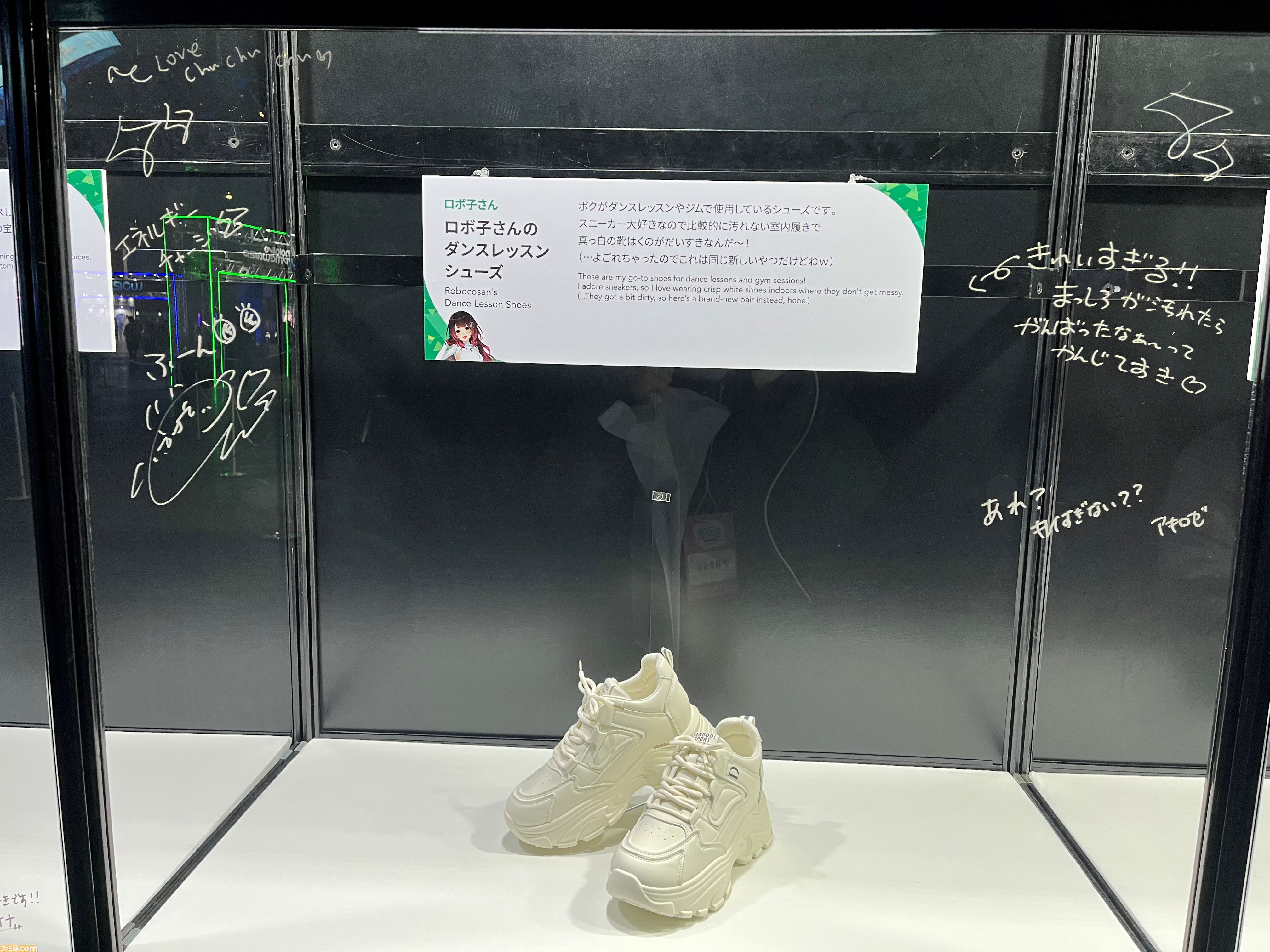 【ホロライブEXPO2026】配信初期の機材セットや汚い鍋、天音かなたのサイン入り握力計など、ホロメンの私物をすべて掲載。150枚以上の写真でリポートをお届け