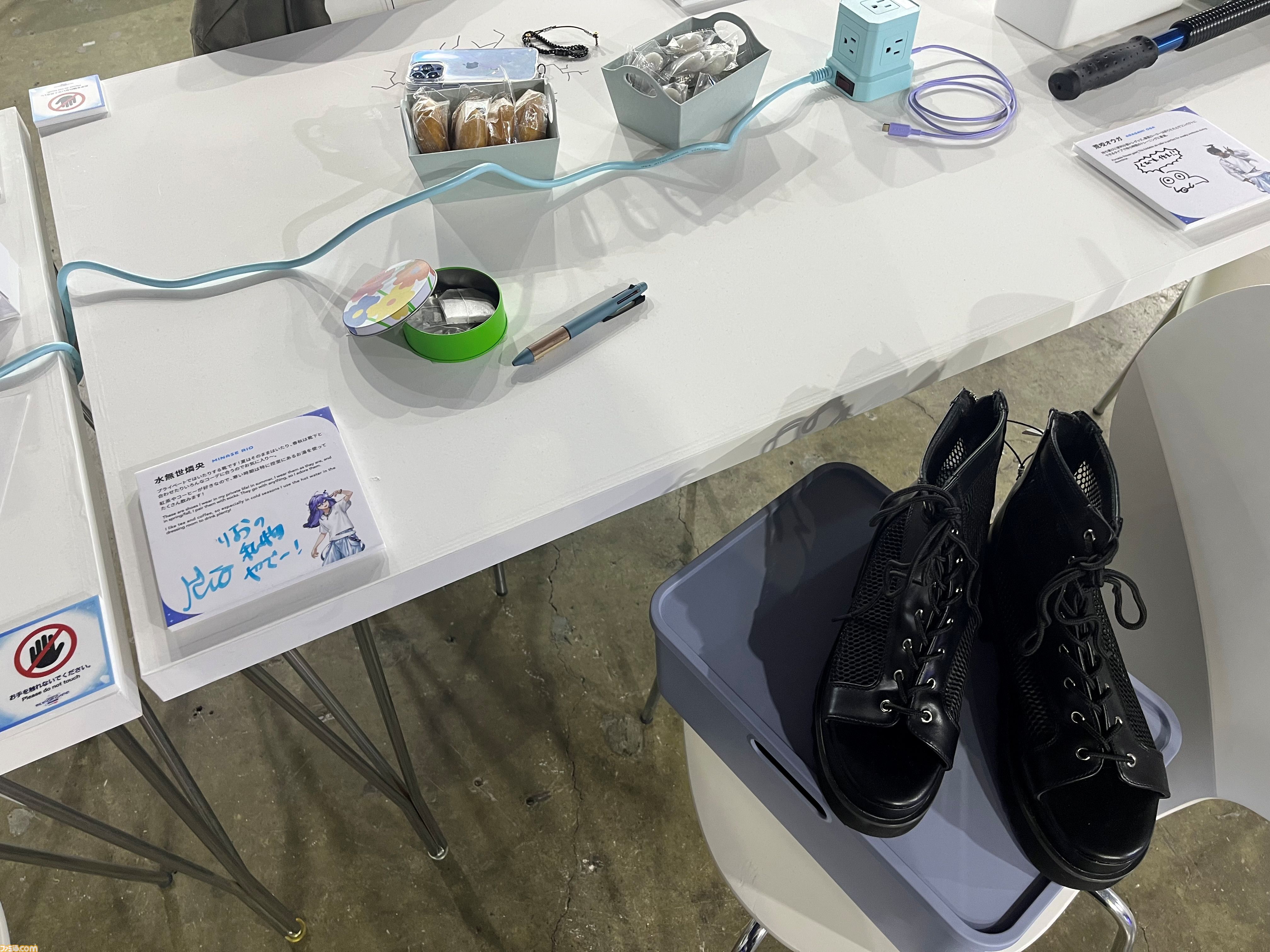 【ホロライブEXPO2026】配信初期の機材セットや汚い鍋、天音かなたのサイン入り握力計など、ホロメンの私物をすべて掲載。150枚以上の写真でリポートをお届け