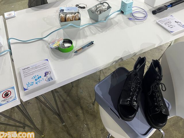 【ホロライブEXPO2026】配信初期の機材セットや汚い鍋、天音かなたのサイン入り握力計など、ホロメンの私物をすべて掲載。150枚以上の写真でリポートをお届け