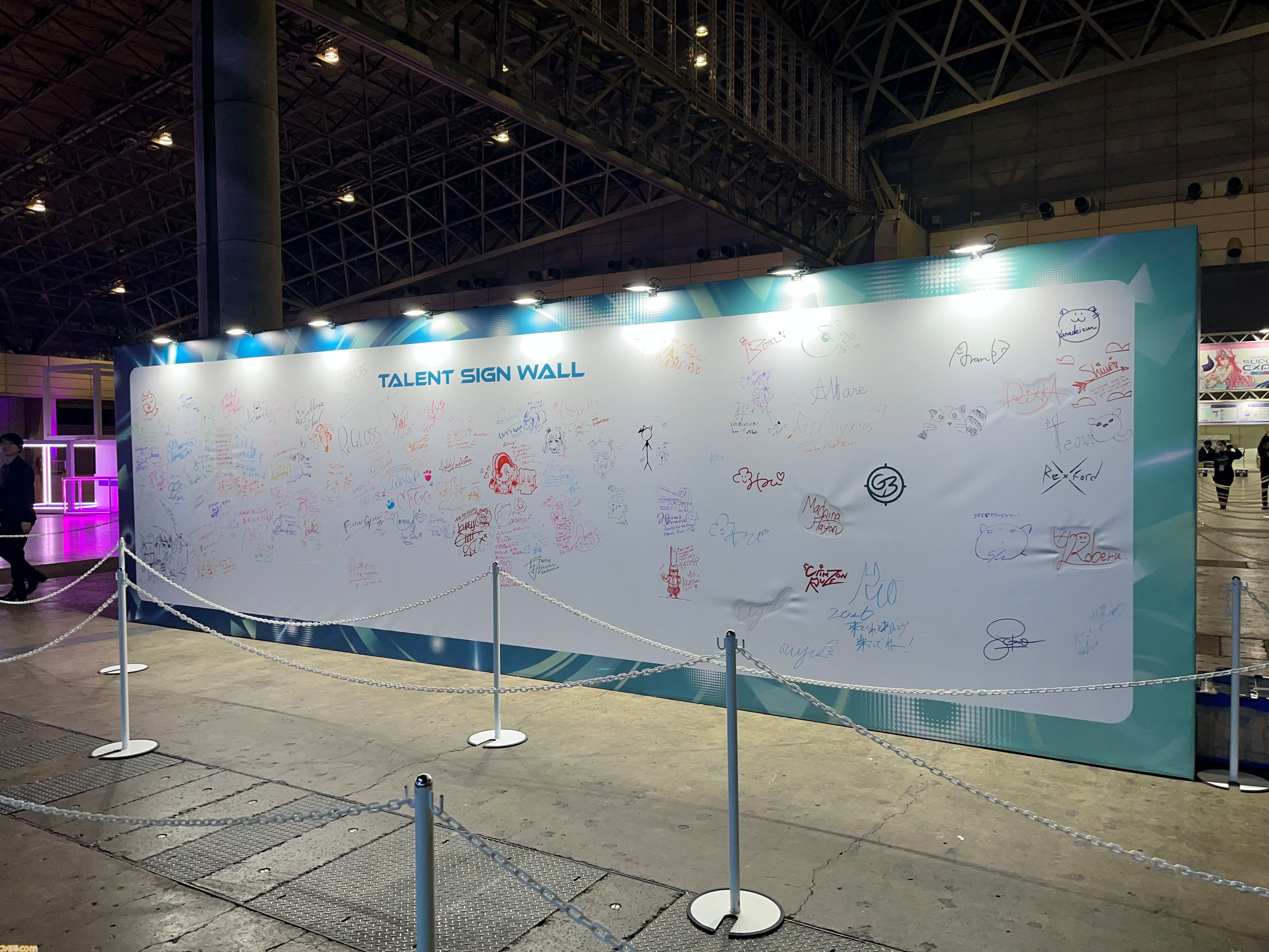 【ホロライブEXPO2026】配信初期の機材セットや汚い鍋、天音かなたのサイン入り握力計など、ホロメンの私物をすべて掲載。150枚以上の写真でリポートをお届け