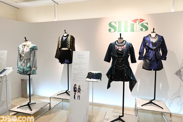 『シャニマス』衣装展は至近距離で見られて、衣装生地にも触れられる！ "My Songs Collection"衣装をはじめ、こだわり抜かれた衣装を隅々まで堪能できる空間【内覧会リポート】