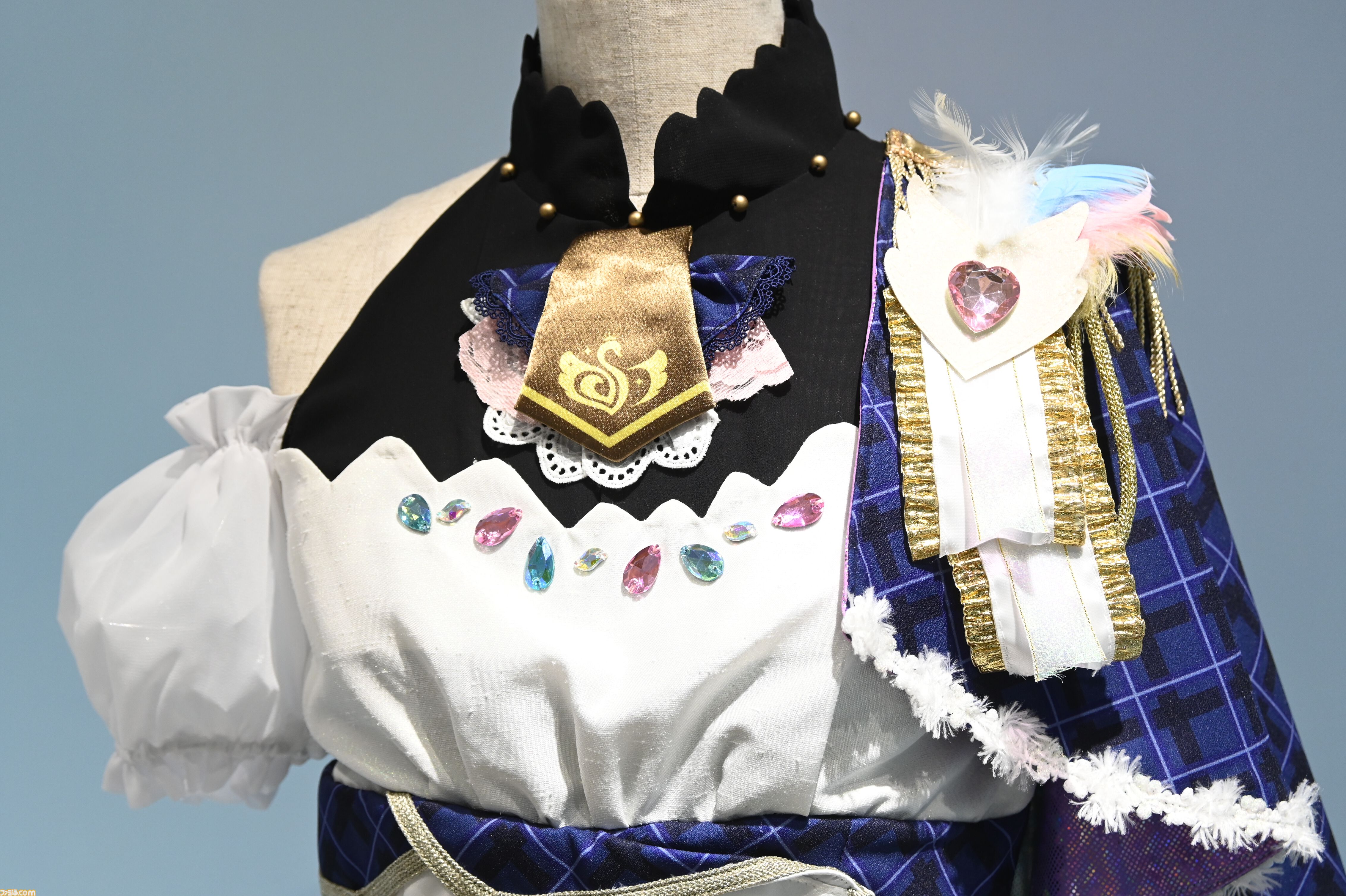『シャニマス』衣装展は至近距離で見られて、衣装生地にも触れられる！ "My Songs Collection"衣装をはじめ、こだわり抜かれた衣装を隅々まで堪能できる空間【内覧会リポート】