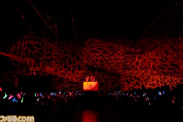 『アイマス ミリオンライブ！』11thライブDAY2リポート。朗読劇の展開に沿ってライブが進む、七尾百合子の主演に相応しい公演に。新曲『君と同じ物語』の初披露も