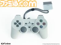 初代プレステのコントローラ型ポーチが3月17日発売。付属のプラグ型チャームとストラップでなつかしの有線も再現