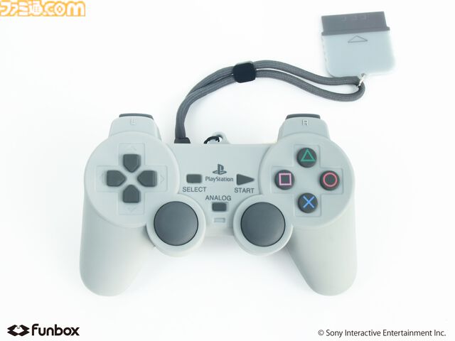 初代プレステのコントローラ型ポーチが3月17日発売。付属のプラグ型チャームとストラップでなつかしの有線も再現