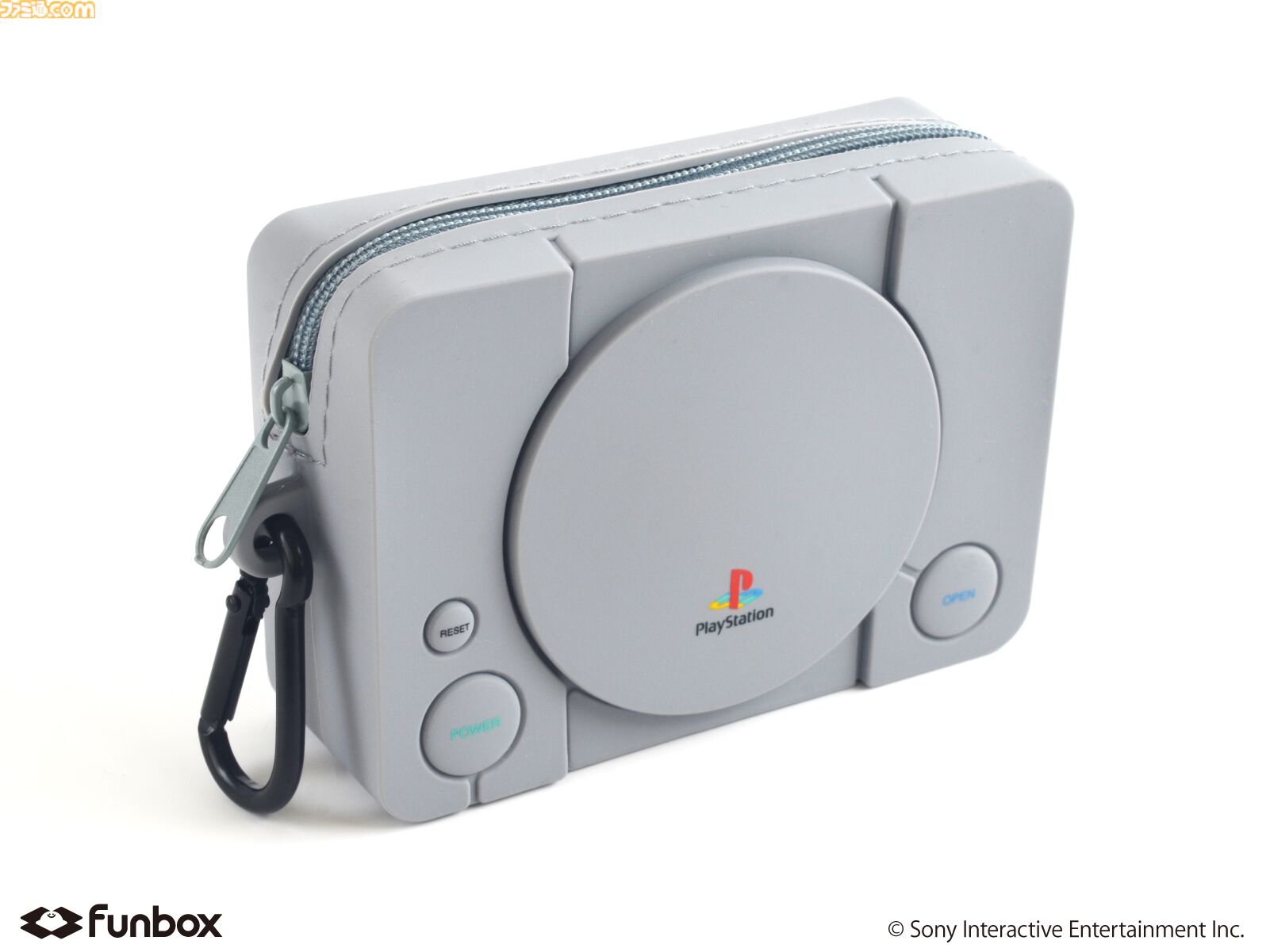 初代プレステのコントローラ型ポーチが3月17日発売。付属のプラグ型チャームとストラップでなつかしの有線も再現