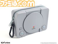 初代プレステのコントローラ型ポーチが3月17日発売。付属のプラグ型チャームとストラップでなつかしの有線も再現