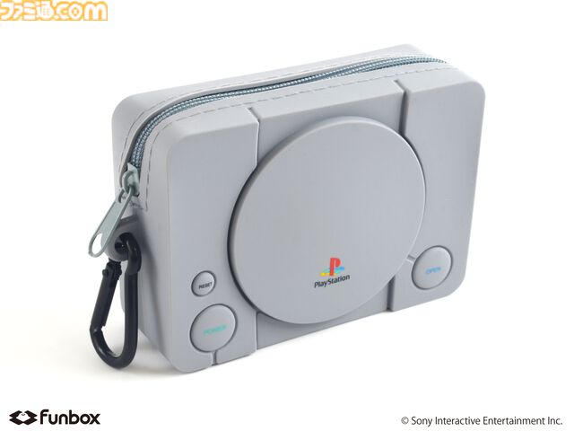 初代プレステのコントローラ型ポーチが3月17日発売。付属のプラグ型チャームとストラップでなつかしの有線も再現