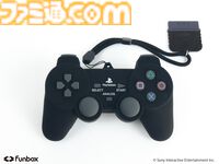 初代プレステのコントローラ型ポーチが3月17日発売。付属のプラグ型チャームとストラップでなつかしの有線も再現