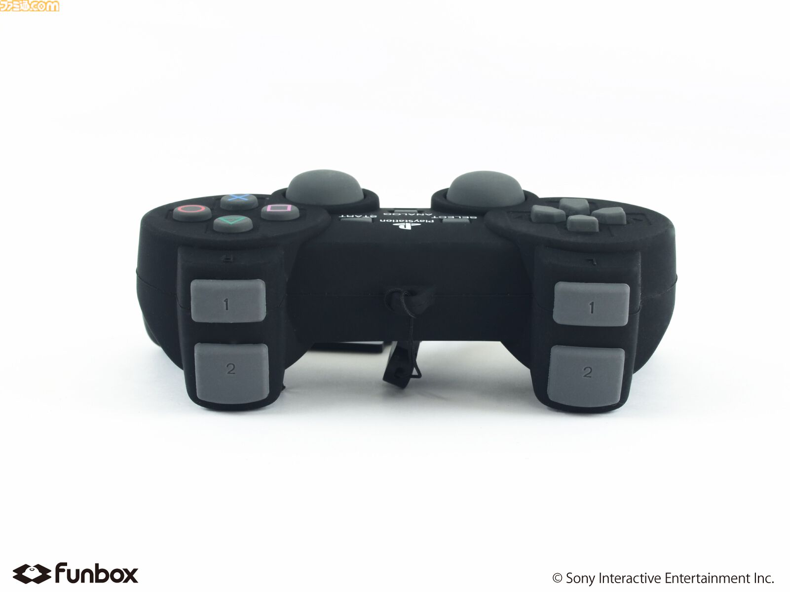 初代プレステのコントローラ型ポーチが3月17日発売。付属のプラグ型チャームとストラップでなつかしの有線も再現