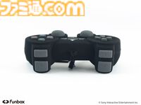 初代プレステのコントローラ型ポーチが3月17日発売。付属のプラグ型チャームとストラップでなつかしの有線も再現