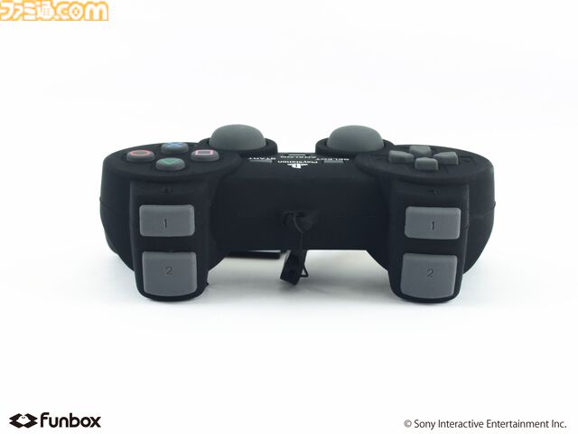 初代プレステのコントローラ型ポーチが3月17日発売。付属のプラグ型チャームとストラップでなつかしの有線も再現