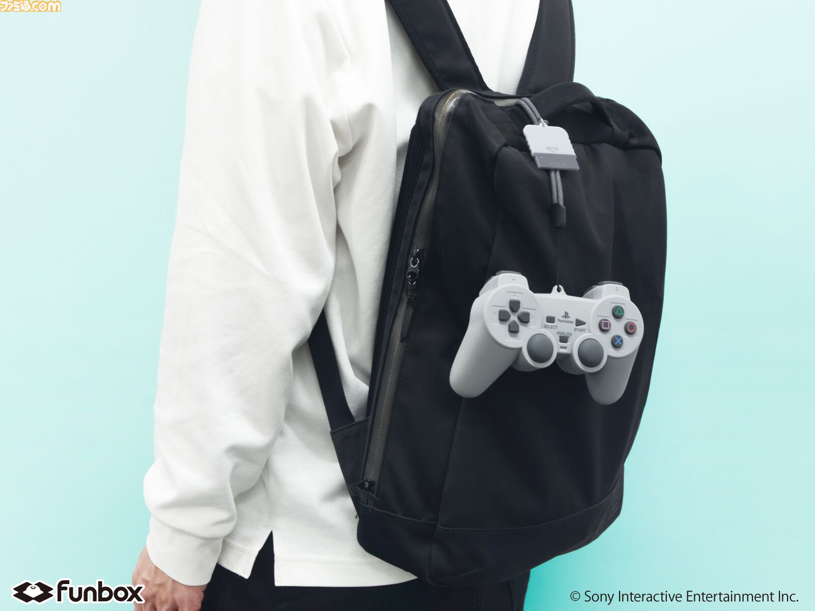 初代プレステのコントローラ型ポーチが3月17日発売。付属のプラグ型チャームとストラップでなつかしの有線も再現