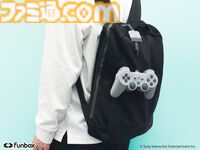 初代プレステのコントローラ型ポーチが3月17日発売。付属のプラグ型チャームとストラップでなつかしの有線も再現