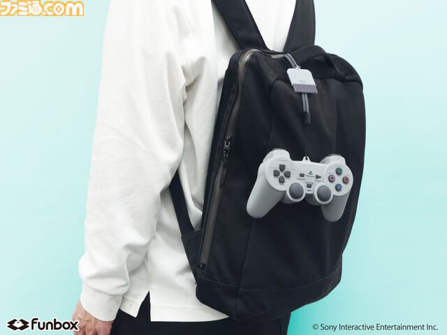 初代プレステのコントローラ型ポーチが3月17日発売。付属のプラグ型チャームとストラップでなつかしの有線も再現